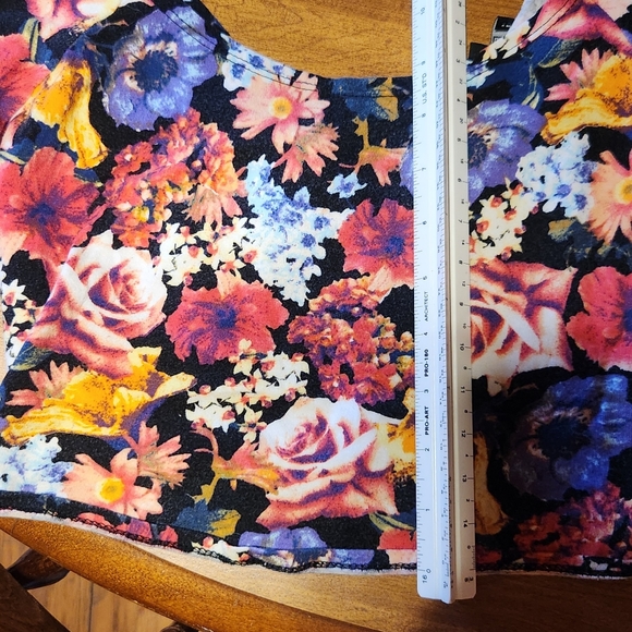 Nollie floral crop top 🌺 - Picture 5 of 6